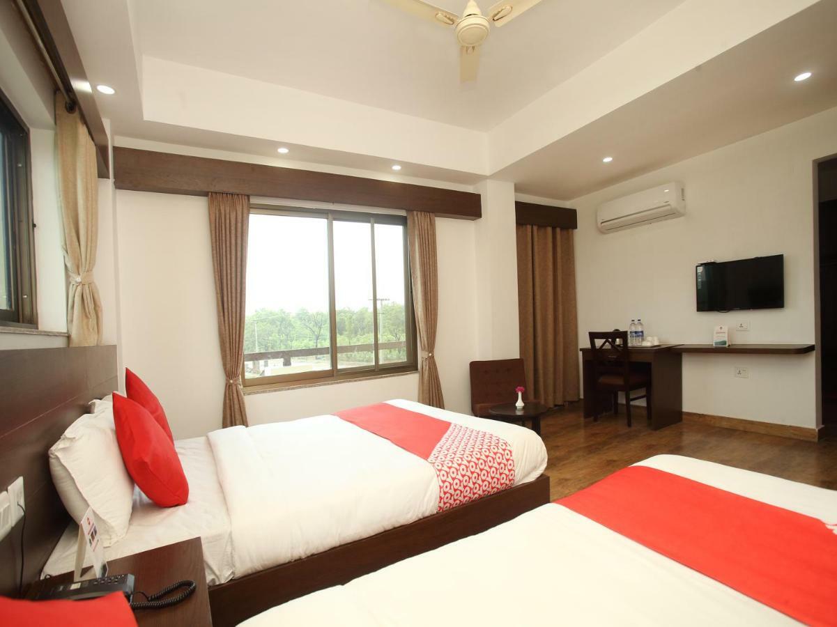 Oyo 525 Hotel Aloka Inn Румминдей Экстерьер фото